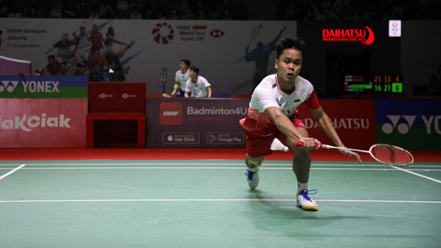Pemain tunggal putra Indonesia, Anthony Sinisuka Ginting melawan tunggal putra Malaysia, Lee Zii Jia di laga perempat final di Daihatsu Indonesia Masters 2022 di Istora, Senayan, Jakarta, Jumat (10/6/2022). Foto: Aditia Noviansyah/kumparan