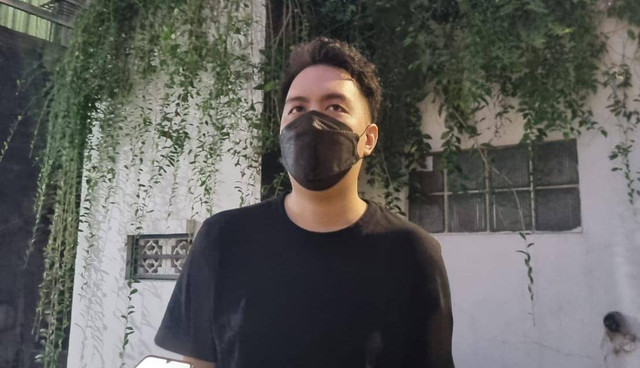 Sergio, pemilik usaha nasi padang babi.  Foto: Jonathan Devin/kumparan