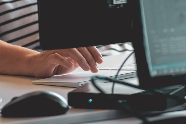 Ilustrasi cara bikin footnote di Microsoft Word, sumber foto Sigmund on Unsplash