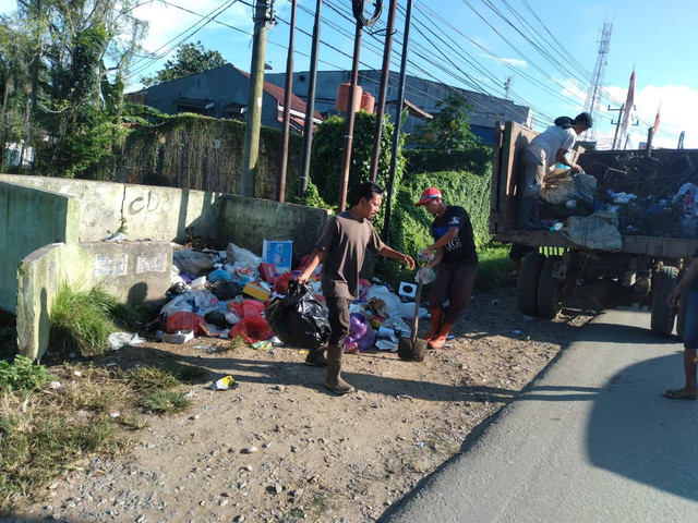Petugas pengangkut sedang memangkut sampah untuk selanjutnya dibuang di TPA Kendari. Foto: Kusuma/kendarinesia.