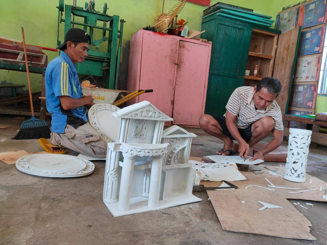 WBP Lapas Tanjung Raja membuat kerajinan berbahan spons. Foto : Humas Latanja