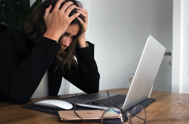 Ilustrasi stress karena laptop tiba-tiba mati. Foto: unsplash.com/elisa_ventur