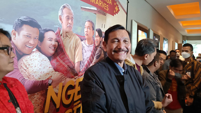 Menteri Koordinator Bidang Kemaritiman dan Investasi, Luhut Binsar Panjaitan beserta istri Devi Simatupang, nobar Ngeri Ngeri Sedap, XXI Epicentrum Jakarta Selatan, Sabtu (11/6/2022). Foto: Giovanni/kumparan