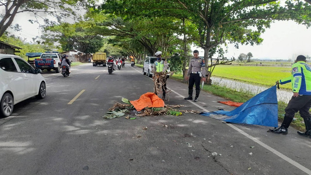Dua orang meninggal akibat kecelakaan motor dan truk pasir di Jalan Banda Aceh-Medan, Gampong Lam Ilie, Kecamatan Indrapuri, Aceh Besar, Sabtu (11/6). Foto: Ditlantas Polda Aceh