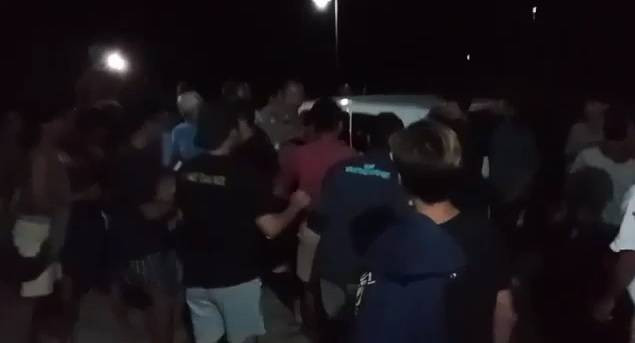 Diduga begal perempuan, pemuda di pemalang jadi bulan-bulanan warga.