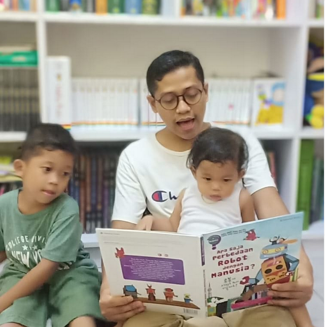 Ilustrasi Membacakan Buku Untuk Anak Sejak Dini. Sumber : Dokumen Pribadi