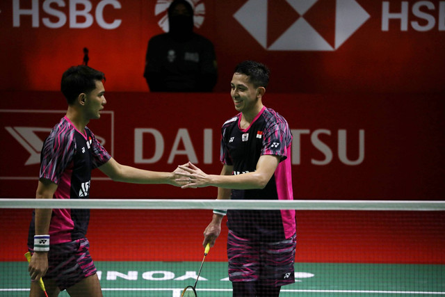 Ganda putra Indonesia, Fajar Alfian/ Muhammad Rian Ardianto melawan ganda putra China, He Ji Ting/Zhou Hao Dong di laga semi final Daihatsu Indonesia Masters 2022 di Istora Senayan, Jakarta, Sabtu (11/6/2022). Foto: Aditia Noviansyah/kumparan