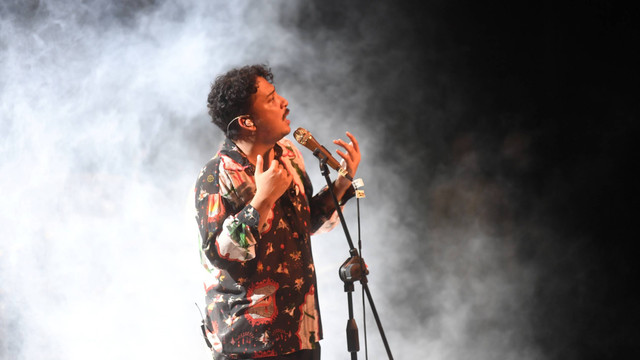 Penyanyi Sal Priadi membawakan lagu saat Konser +Jakarta Tenteram Jiwa Dalam Suara di Teater Besar, Taman Ismail Marzuki, Jakarta, Sabtu (11/6/2022). Foto: Akbar Nugroho Gumay/ANTARA FOTO
