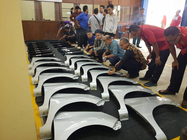 Foto Dewan Juri Ketika Mengamati Hasil Karya dari Peserta Lomba LKS Tingkat Provinsi
