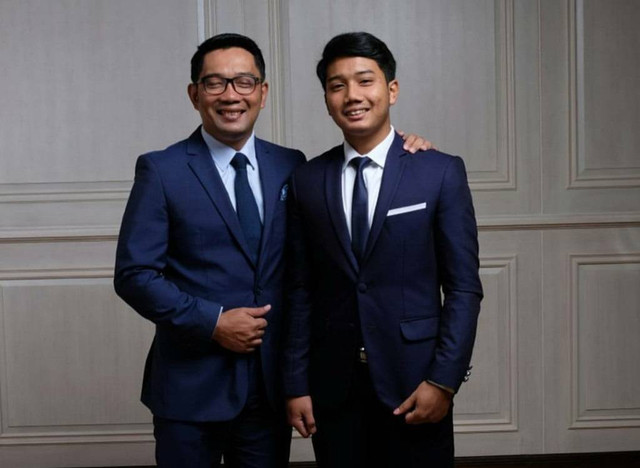 Ridwan Kamil bersama putra sulungnya, Emmeril Kahn Mumtadz (kanan). FOTO: Instagram/@emmerilkahn