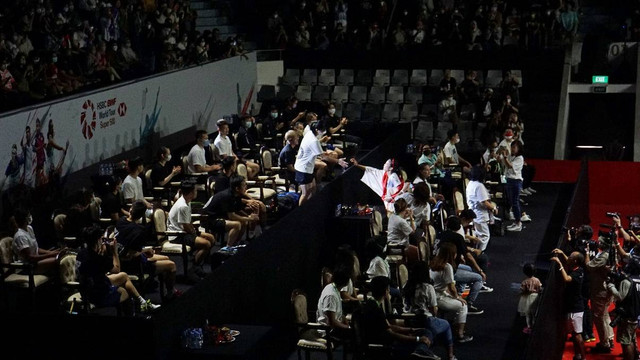 Greysia Polii melakukan victory lap dalam perpisahannya di Istora Gelora Bung Karno (GBK), Senayan, Jakarta, Minggu (12/6/2022). Foto: Jodi Hermawan/kumparan