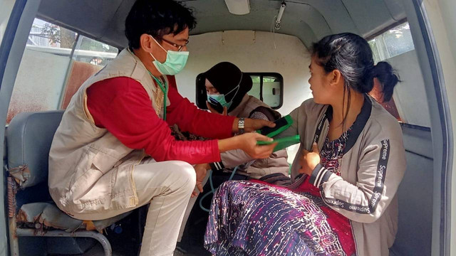 Pelayanan kesehatan bagi masyarakat pascagempa 5,8 magnitudo di Mamuju. Foto: Dinas Kesehatan Kabupaten Mamuju