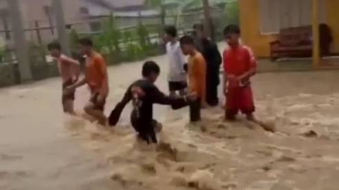 Banjir melanda wilayah Lingkungan Simbuang Dua di Mamuju karena curah hujan yang deras. Foto: Tangkapan Layar Video