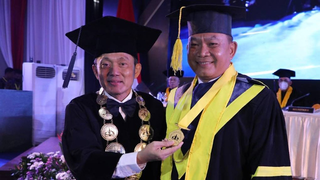Jenderal Dudung Abdurachman resmi sandang gelar doktor dari Universitas Trisakti. Foto: TNI AD