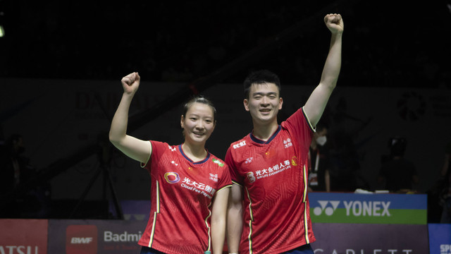Pebulu tangkis ganda campuran Cina Zheng Si Wei dan Huang Ya Qiong (kiri) berpose usai kalahkan ganda campuran Prancis Thom Gicquel dan Delphine Delrue pada babak final Daihatsu Indonesia Masters 2022 di Istora Senayan, Jakarta, Minggu (12/6/2022). Foto: Muhammad Adimaja/ANTARA FOTO