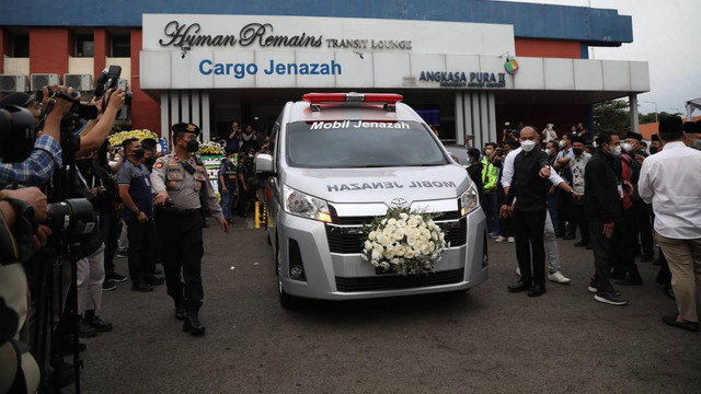 Jenazah Emmeril Kahn Mumtadz alias Eril putra sulung Ridwan Kamil tiba di Terminal Kargo Gateway Human Remains Bandara Soekarno Hatta, Tangerang, Banten, Minggu (12/6/2022). Foto: Aditia Noviansyah/kumparan