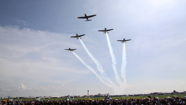 Lima pesawat Bonanza G-36 milik Skuadron 200 Wing Udara 2 Puspenerbal melakukan atraksi dalam acara "Naval Airbase Open Day" di Apron Hanggar Lanudal Juanda, Surabaya, Jawa Timur, Minggu (12/6/2022). Foto: Umarul Faruq/ANTARA FOTO
