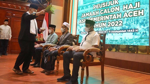 Prosesi peusijuek jemaah calon haji ASN Pemerintah yang dilakukan oleh Ketua Majelis Adat Aceh (MAA), Tgk Yusdedi, bertempat di Anjong Mon Mata Meuligoe Gubernur Aceh, Sabtu (11/6) malam. Foto: Biro Adpim Setda Aceh