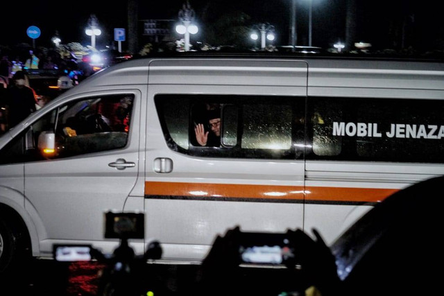 Ridwan Kamil melambaikan tangan kepada media saat tiba di Gedung Pakuan, Bandung, Jawa Barat, Minggu (12/6/2022). Foto: Jamal Ramadhan/kumparan