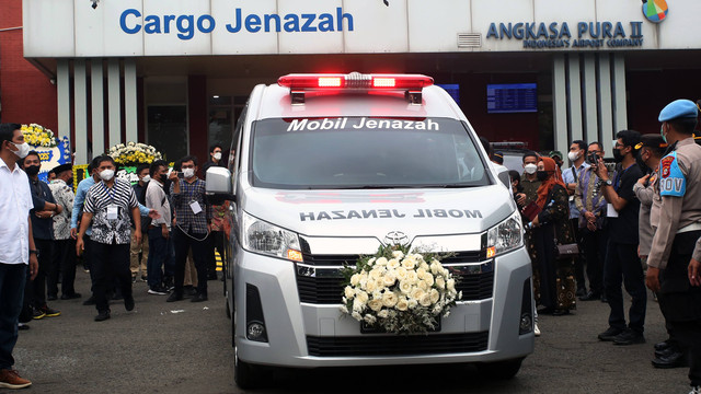Ambulans yang membawa jenazah Emmeril Kahn Mumtadz, putra Gubernur Jawa Barat Ridwan Kamil, bertolak ke Bandung di kompleks kargo jenazah Bandara Soekarno Hatta, Tangerang, Banten, Minggu (12/6/2022). Foto: Muhammad Iqbal/ANTARA FOTO