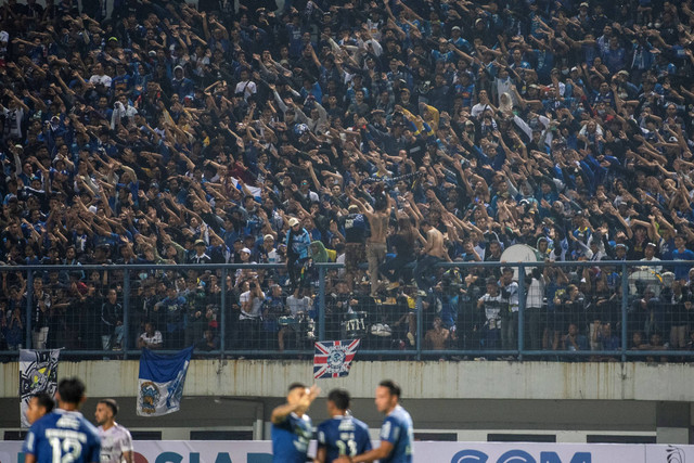 Suporter Persib Bandung memberi dukungan saat pertandingan Persib Bandung melawan Bali United FC pada Group C Piala Presiden 2022 di Stadion Gelora Bandung Lautan Api, Bandung, Jawa Barat, Minggu (12/6/2022). Foto: M Agung Rajasa/ANTARA FOTO