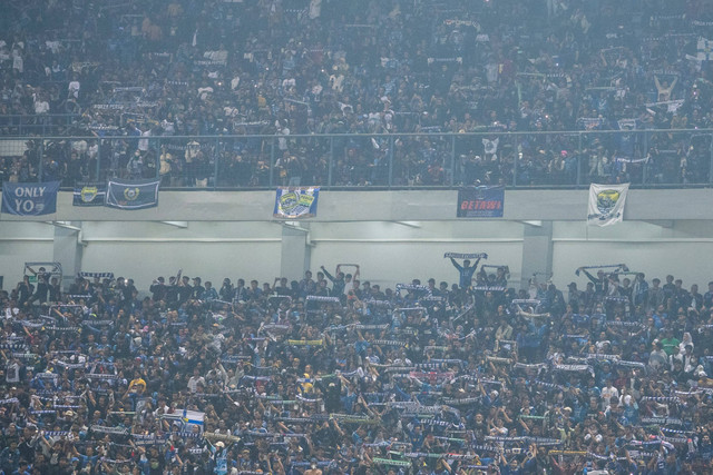 Suporter Persib Bandung memberi dukungan saat pertandingan Persib Bandung melawan Bali United FC pada Group C Piala Presiden 2022 di Stadion Gelora Bandung Lautan Api, Bandung, Jawa Barat, Minggu (12/6/2022).  Foto: M Agung Rajasa/ANTARA FOTO