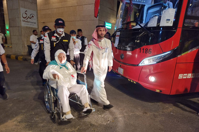 Penyambutan jemaah haji Indonesia dari Madinah tiba di Makkah.
 Foto: Muhammad Iqbal/kumparan