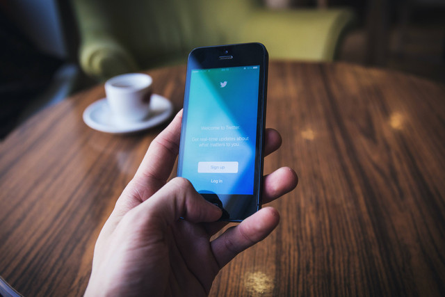 Ilustrasi cara membuat akun Twitter kedua, sumber foto freestocks on Unsplash