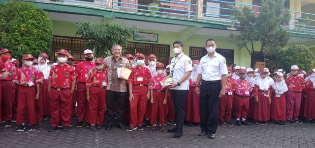 Dr Aqua Dwipayana (baju batik) bersama para siswa SDN Pajagalan II, pada Rabu (8/6/2022). Foto: dok Aqua Dwipayana