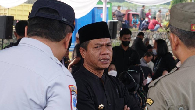 Bupati Bandung Dadang Supriatna di kawasan pemakaman di Cimaung, Kab. Bandung. Foto: Jamal Ramadhan/kumparan