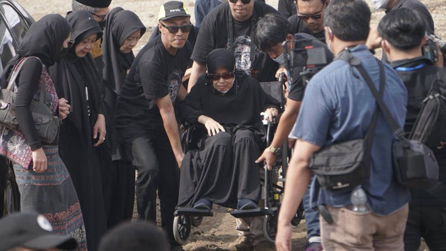 Keluarga Atalia di lokasi pemakaman Emmeril Kahn Mumtadz atau Eril di Cimaung, Bandung, Senin (13/6/2022). Foto: Jamal Ramadhan/kumparan