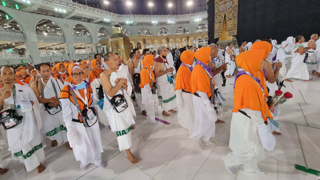Jemaah haji RI laksanakan Tawaf di Masjidil Haram. Foto: Muhammad Iqbal/kumparan