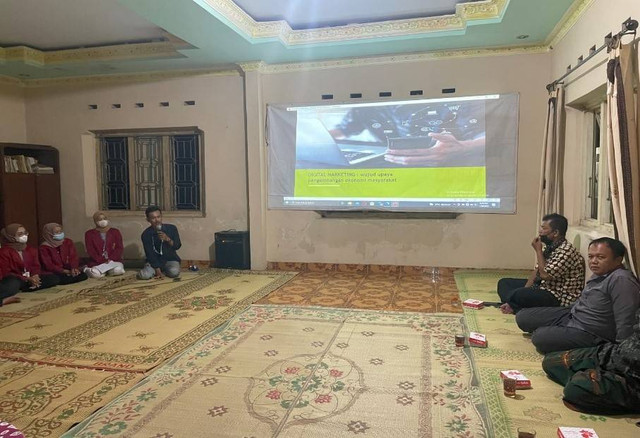 Pelaksanaan pengabdian bersama dengan masyarakat setempat
