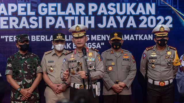 Kepala Korps Lalu Lintas Polri Irjen Pol Firman Santyabudi (tengah) didampingi Kapolda Metro Jaya Irjen Pol Fadil Imran (kedua kanan), Wakil Gubernur DKI Jakarta Ahmad Riza Patria (kedua kiri), Kasdam Jaya Brigjen TNI Edy Sutrisno (kiri). Foto: Aprillio Akbar/Antara Foto