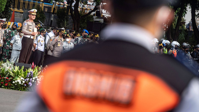 Kepala Korps Lalu Lintas Polri Irjen Pol Firman Santyabudi (kiri) menyampaikan sambutan dalam apel gelar pasukan Operasi Patuh Jaya 2022 di Polda Metro Jaya, Jakarta, Senin (13/6/2022). Foto: Aprillio Akbar/Antara Foto