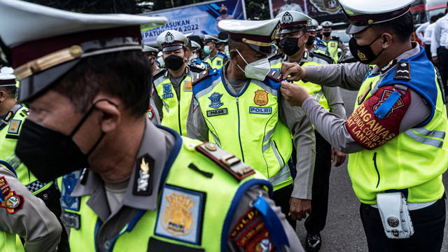 Polisi Lalu Lintas mengikuti apel gelar pasukan Operasi Patuh Jaya 2022 di Polda Metro Jaya, Jakarta, Senin (13/6/2022). Foto: Aprillio Akbar/Antara Foto