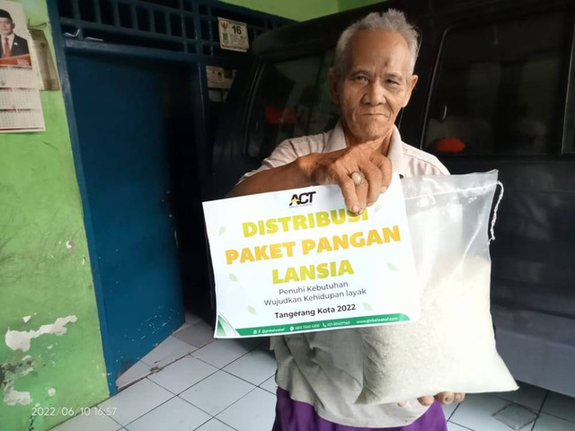 Proses Pendistribusian Paket Pangan Kepada Warga Lansia (dok.ACT)