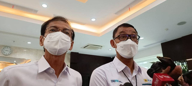 Dirjen Ketenagalistrikan Kementerian ESDM Rida Mulyana dan Direktur Utama PLN Darmawan Prasodjo usai pengumuman penyesuaian tarif listrik, Senin (13/6/2022). Foto: Fariza Rizky Ananda/kumparan