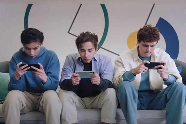 Pengguna bermain game mobile di Oppo Reno 6. Foto: Oppo