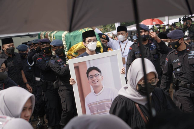 Peosesi pemakaman Emmeril Kahn Mumtadz atau Eril di Cimaung, Bandung, Senin (13/6/2022). Foto: Jamal Ramadhan/kumparan