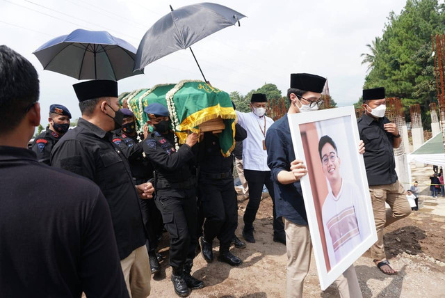 Peosesi pemakaman Emmeril Kahn Mumtadz atau Eril di Cimaung, Bandung, Senin (13/6/2022). Foto: Jamal Ramadhan/kumparan