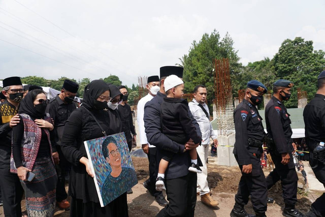 Prosesi pemakaman Emmeril Kahn Mumtadz atau Eril di Cimaung, Bandung, Senin (13/6/2022). Foto: Jamal Ramadhan/kumparan