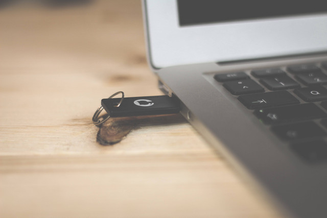 Ilustrasi perbedaan USB 2.0 dan 3.0. Foto: Unsplash. 