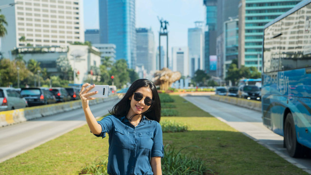 Ilustrasi turis yang sedang berfoto. Foto: Creativa Images/Shutterstock