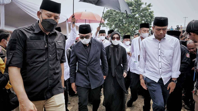 Gubernur Jawa Barat Ridwan Kamil dan Atalia menyapa dan menyalami warga yang datang ke pemakaman Eril usai menyelesaikan proses pemakaman di Cimaung, Banjaran, Kabupaten Bandung, Senin (13/6/2022). Foto: Jamal Ramadhan/kumparan