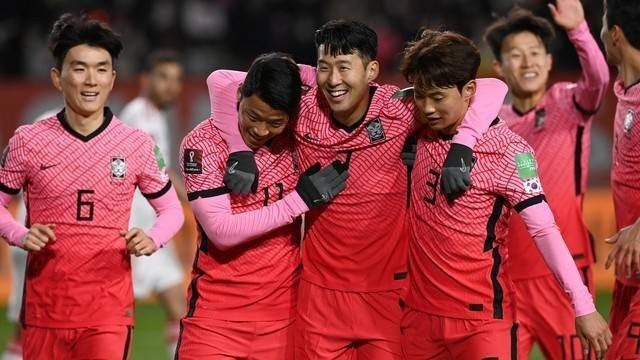 Selebrasi pemain Korea Selatan saat melawan Uni Emirat Arab pada pertandingan sepak bola kualifikasi Asia Grup A Piala Dunia Qatar 2022 pada 11 November 2021. Foto: Jung Yeon-je / AFP