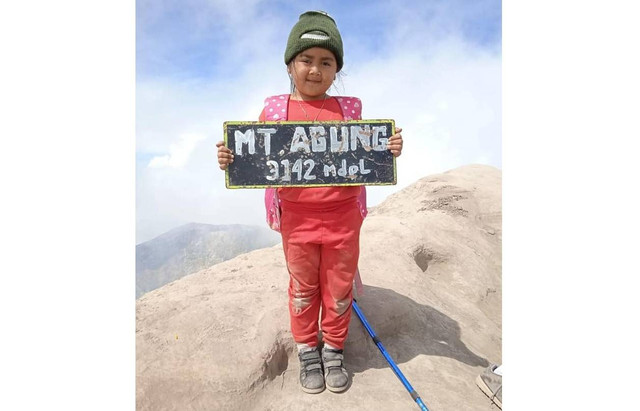 Ni Putu Widya Kusuma saat berada di puncak Gunung Agung - IST