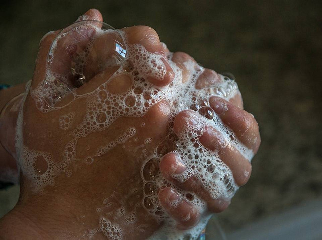 Ilustrasi mandi malam yang diduga menyebabkan rematik. Foto: Pixabay