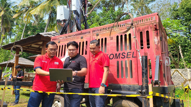 Telkomsel memperkuat sinyal 4G/LTE di perhelatan World Surf League (WLS) di daerah wisata Tanjung Setia Beach, Lampung. Foto: Telkomsel