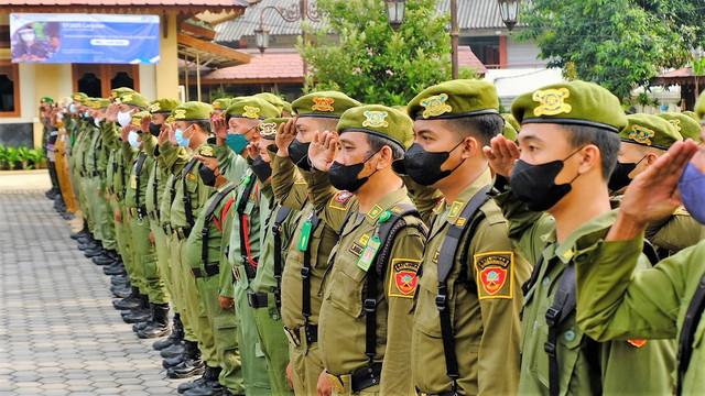 Petugas Linmas mengikuti apel pembinaan di Kantor Kecamatan Jebres, Solo, Senin (13/06/2022). FOTO: Agung Santoso